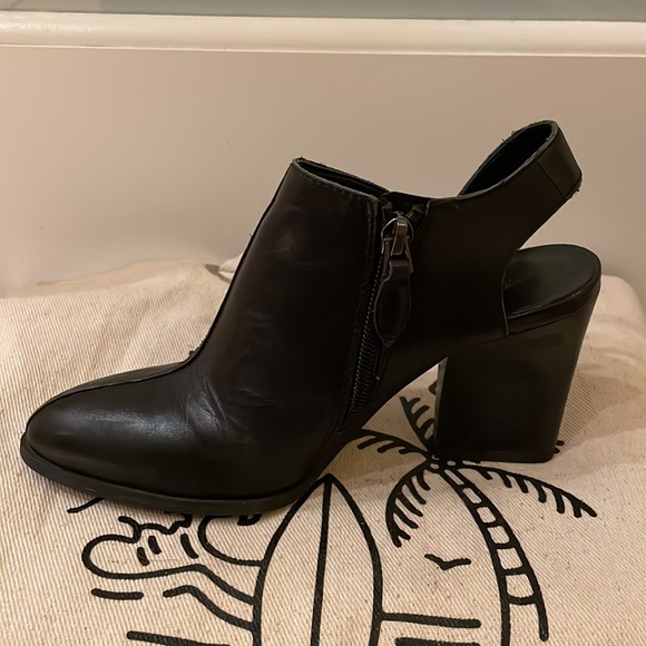 Women’s size 5, a bit over 3 inches tall - Picture 2 of 7